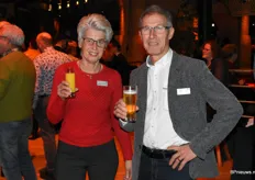 Jolanda en Cees van Hameren, van C.P. van Hameren, genoten samen van een drankje.